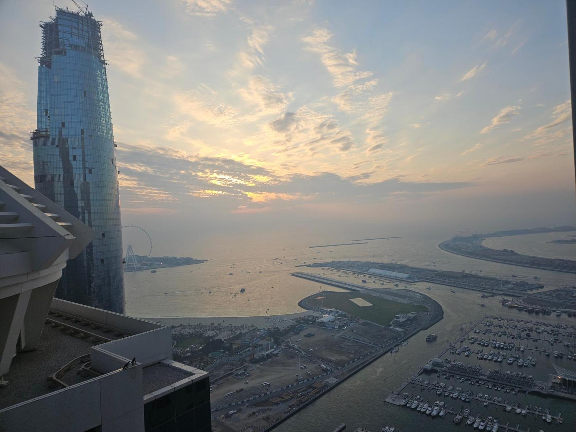 Super Host At Highest Residential Tower In The World, Private Rooms In A Shared Apartment 두바이 외부 사진