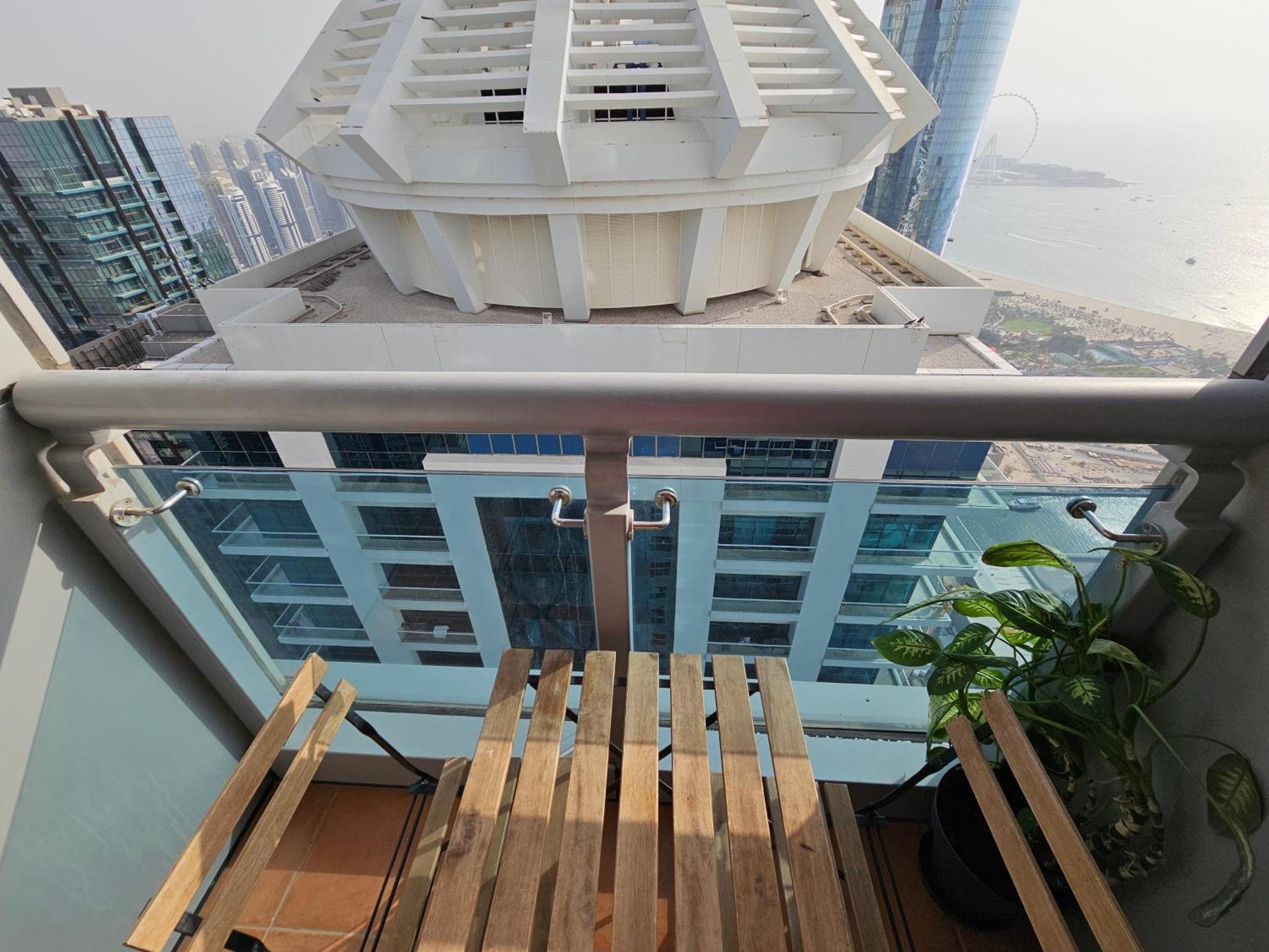 Super Host At Highest Residential Tower In The World, Private Rooms In A Shared Apartment 두바이 객실 사진