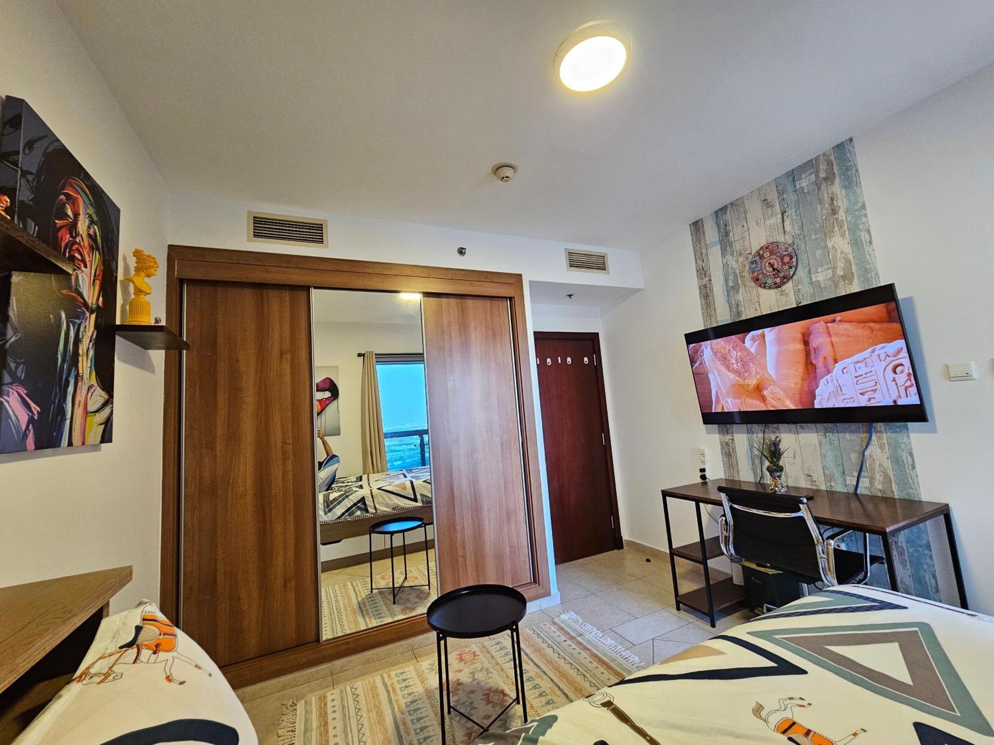 Super Host At Highest Residential Tower In The World, Private Rooms In A Shared Apartment 두바이 객실 사진